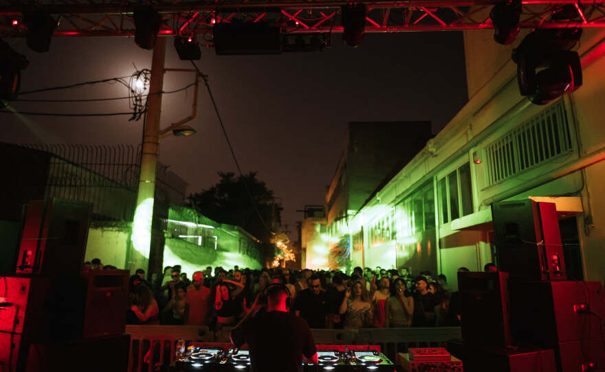 Η επιστροφή των rave πάρτι των 90s και ο εφιάλτης του COVID-19