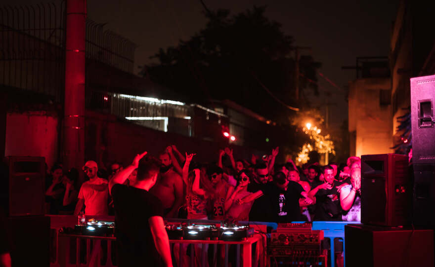 Η επιστροφή των rave πάρτι των 90s και ο εφιάλτης του COVID-19