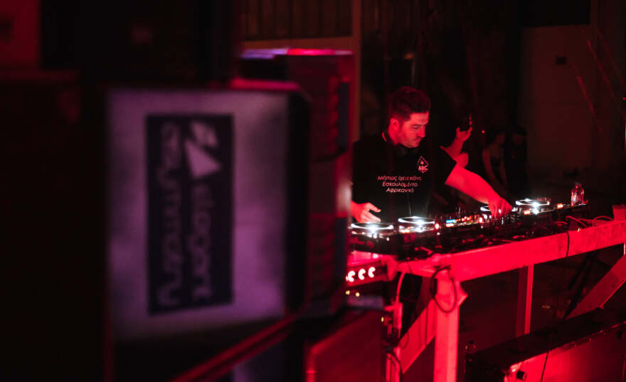 Η επιστροφή των rave πάρτι των 90s και ο εφιάλτης του COVID-19