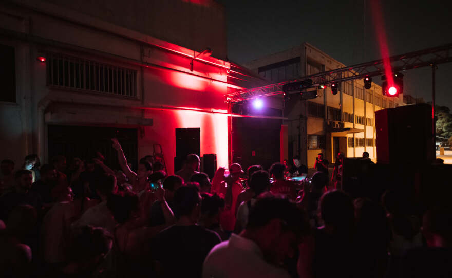 Η επιστροφή των rave πάρτι των 90s και ο εφιάλτης του COVID-19