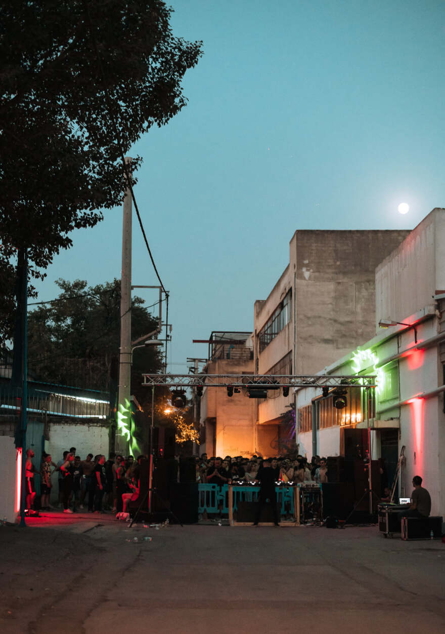 Η επιστροφή των rave πάρτι των 90s και ο εφιάλτης του COVID-19