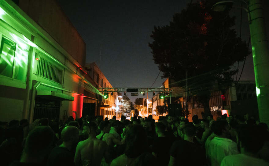 Η επιστροφή των rave πάρτι των 90s και ο εφιάλτης του COVID-19