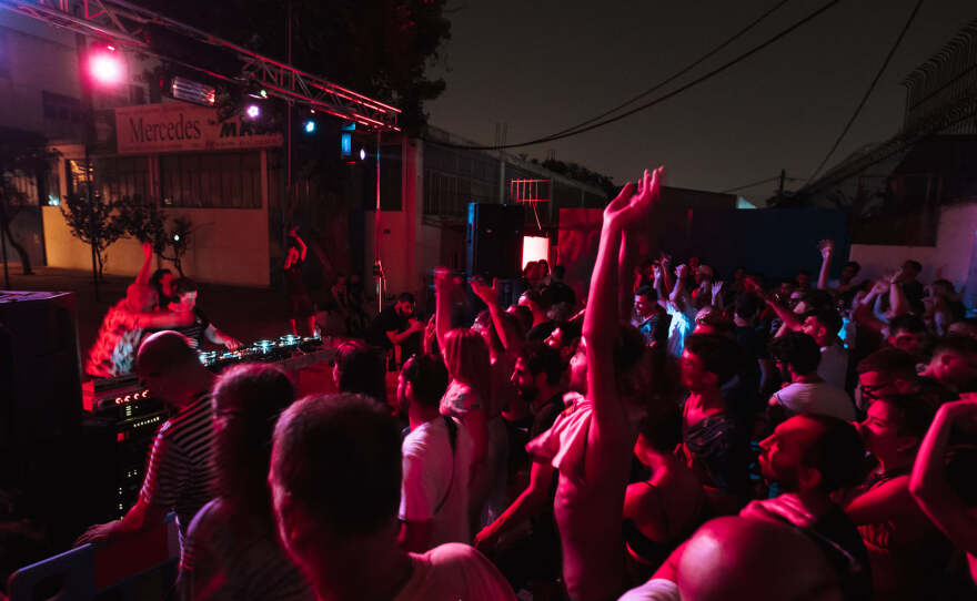 Η επιστροφή των rave πάρτι των 90s και ο εφιάλτης του COVID-19