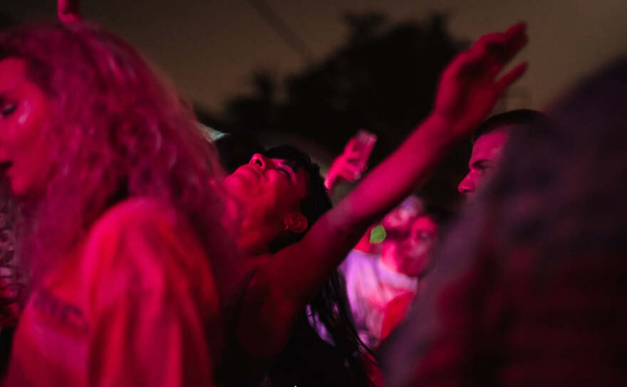 Η επιστροφή των rave πάρτι των 90s και ο εφιάλτης του COVID-19