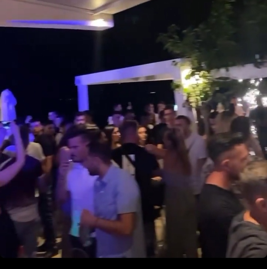  «Αντάρτικο» νυχτερινών μαγαζιών: Διασκέδαση με όρθιους και χορό και λουκέτα σε οκτώ μπαρ στην Κρήτη (Δείτε βίντεο)