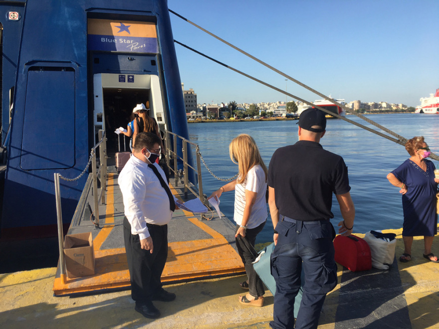 Κορωνοϊός: Αυξημένη κίνηση στα λιμάνια της Αττικής - Ουρές λόγω των αυστηρών ελέγχων