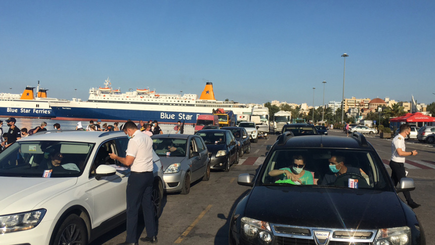 Κορωνοϊός: Αυξημένη κίνηση στα λιμάνια της Αττικής - Ουρές λόγω των αυστηρών ελέγχων