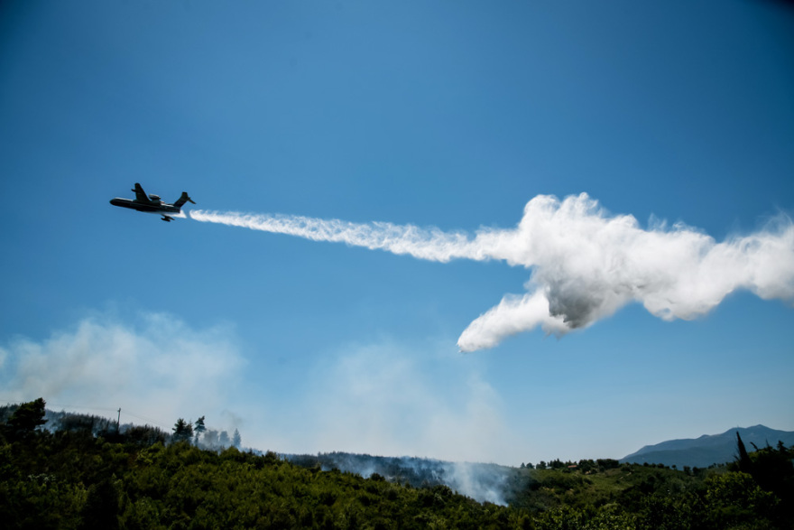 Πολλαπλά πύρινα μέτωπα: Συναγερμός στα Στύρα με μήνυμα στο 112 - Στη μάχη και το ρωσικό θηρίο Beriev