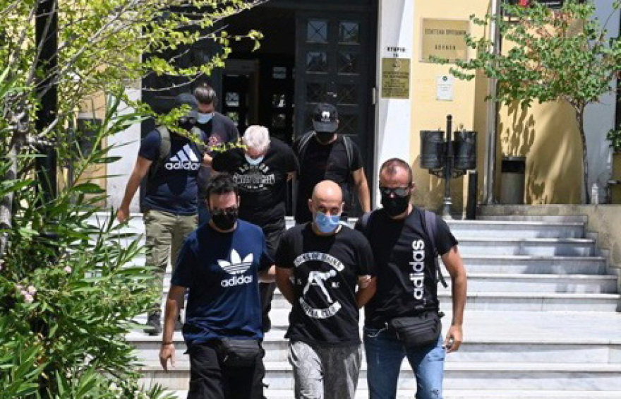 Φρίκη στην Ηλιούπολη: Στον εισαγγελέα ο πατέρας και ο αστυνομικός που κακοποιούσαν και εξέδιδαν τη 19χρονη - Δείτε φωτογραφίες