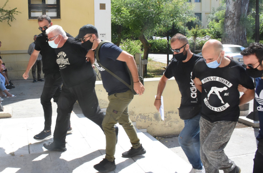 Φρίκη στην Ηλιούπολη: Στον εισαγγελέα ο πατέρας και ο αστυνομικός που κακοποιούσαν και εξέδιδαν τη 19χρονη - Δείτε φωτογραφίες