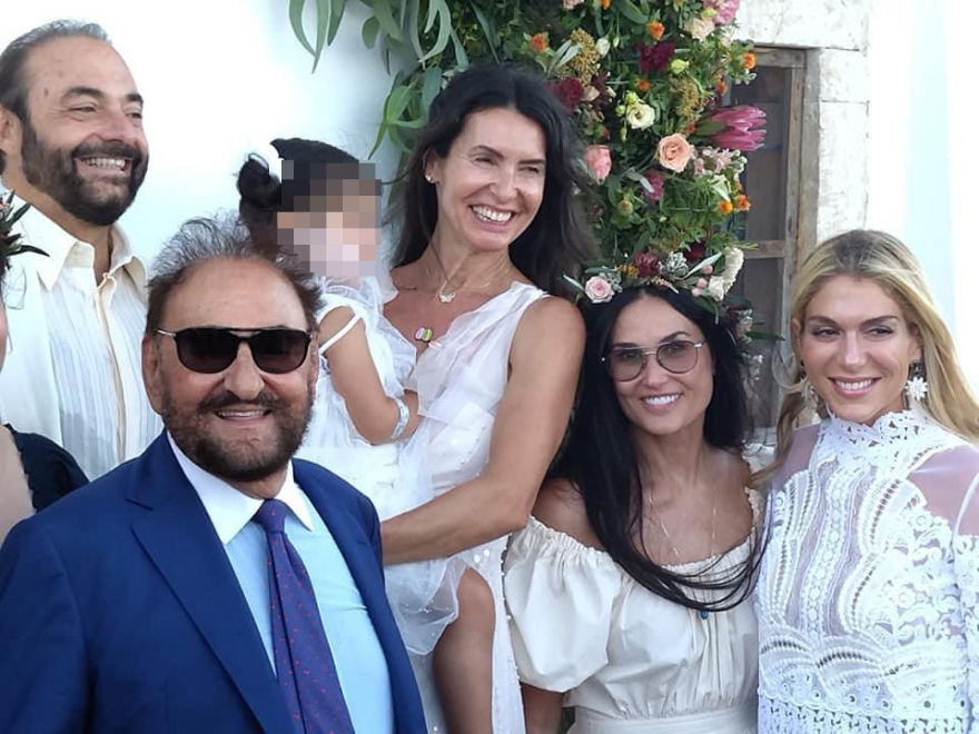 Η Ντέμι Μουρ νονά σε βάφτιση στην Κρήτη - Δείτε φωτογραφίες