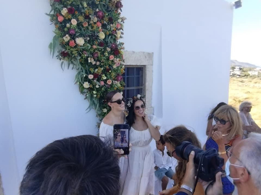 Η Ντέμι Μουρ νονά σε βάφτιση στην Κρήτη - Δείτε φωτογραφίες