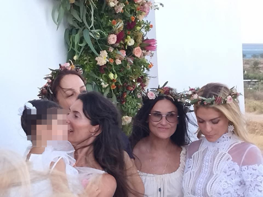 Η Ντέμι Μουρ νονά σε βάφτιση στην Κρήτη - Δείτε φωτογραφίες