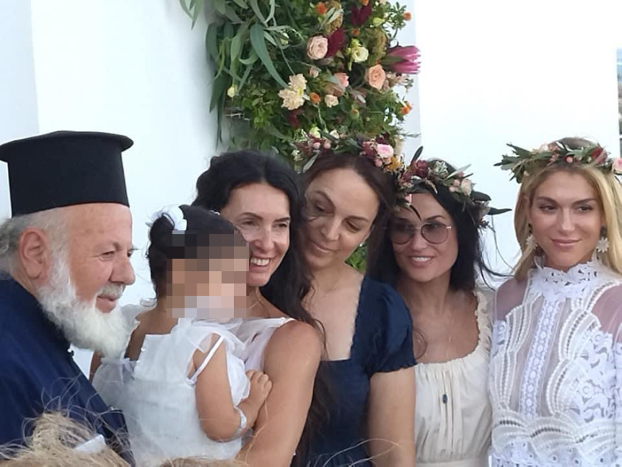 Η Ντέμι Μουρ νονά σε βάφτιση στην Κρήτη - Δείτε φωτογραφίες