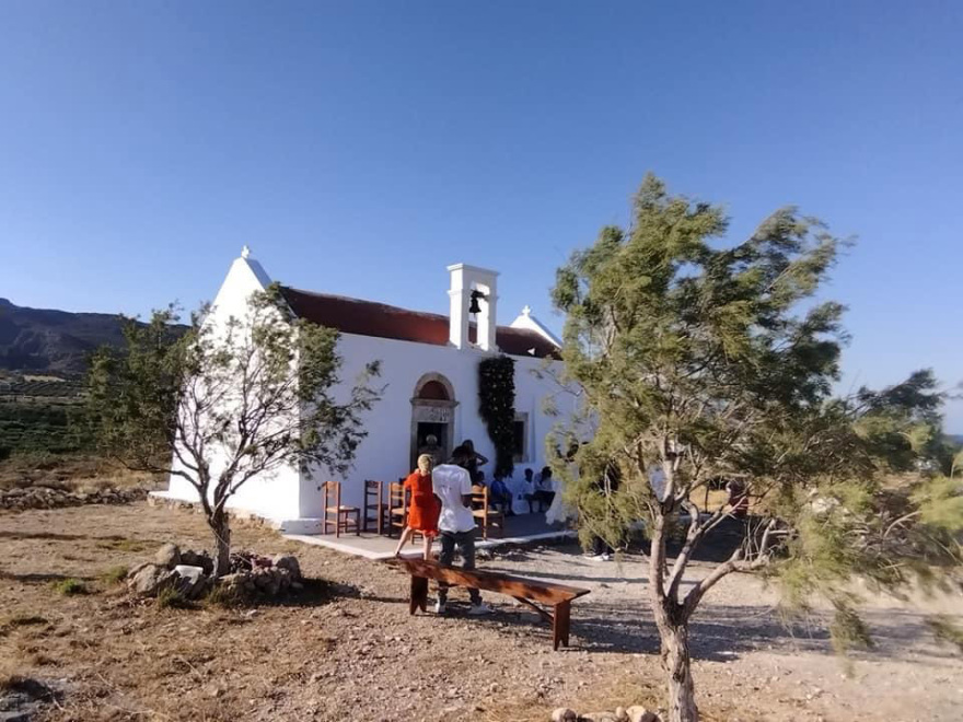 Η Ντέμι Μουρ νονά σε βάφτιση στην Κρήτη - Δείτε φωτογραφίες