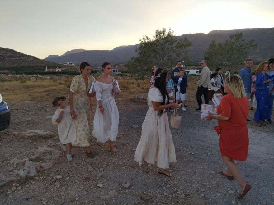 Η Ντέμι Μουρ νονά σε βάφτιση στην Κρήτη - Δείτε φωτογραφίες