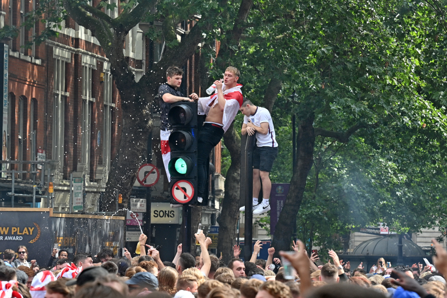 Euro 2020: Γιορτή των Άγγλων οπαδών από νωρίς με συνθήματα έξω από το «Γουέμπλεϊ»