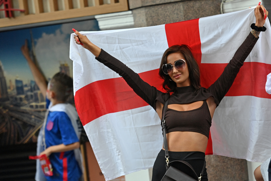 Euro 2020: Γιορτή των Άγγλων οπαδών από νωρίς με συνθήματα έξω από το «Γουέμπλεϊ»