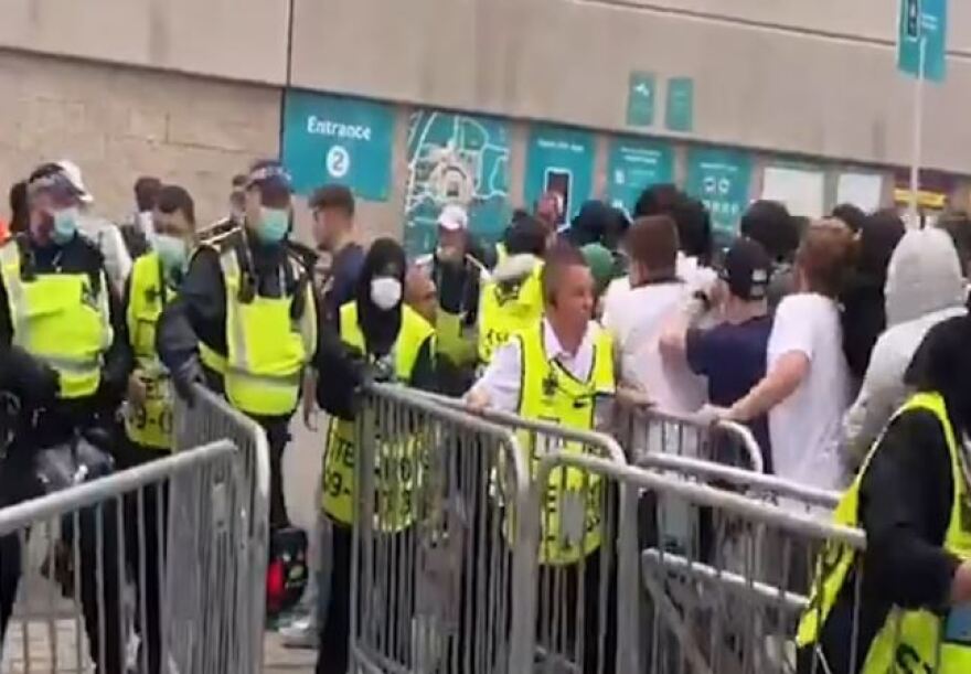 Euro 2020: Σκηνές χάους στο Γουέμπλεϊ πριν τον αγώνα - Οι οπαδοί κατέρριψαν και τα οδοφράγματα 