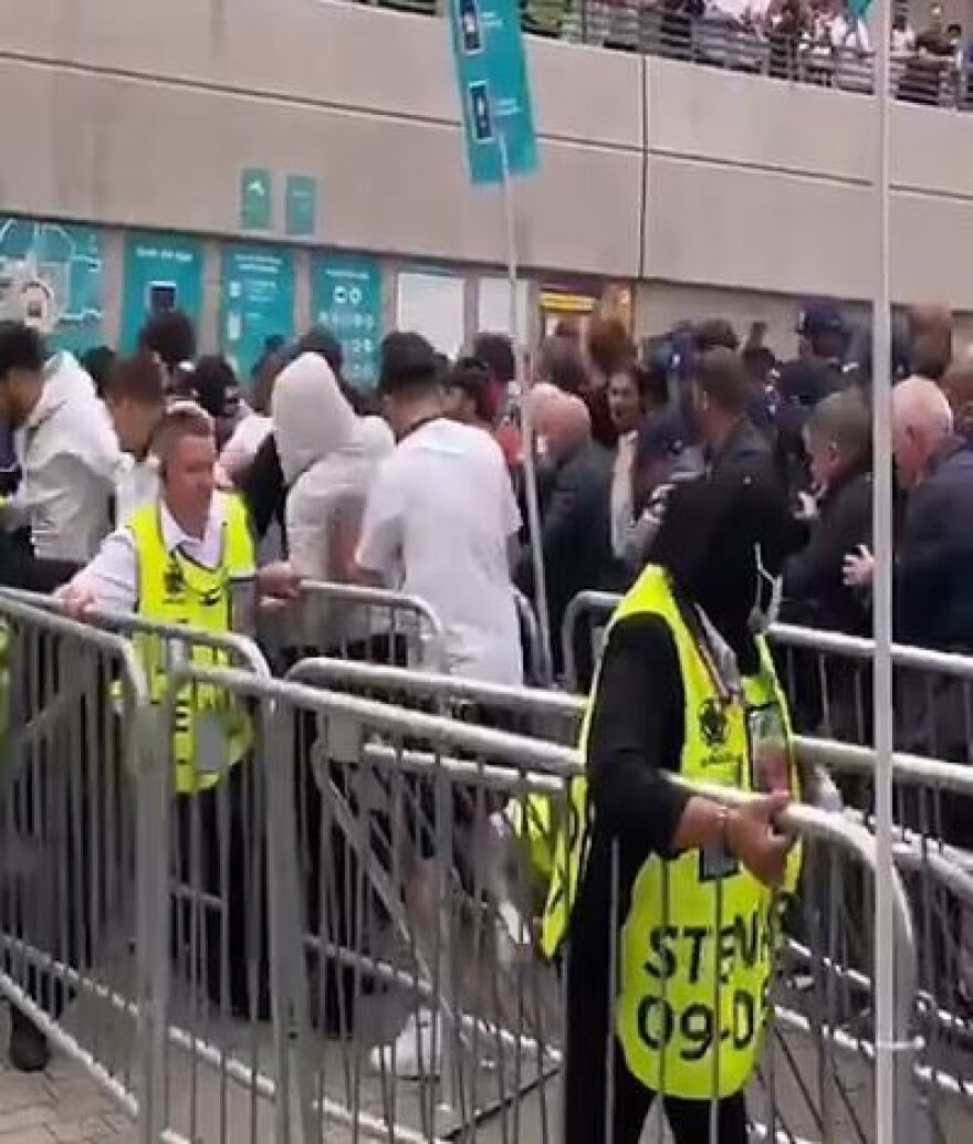 Euro 2020: Σκηνές χάους στο Γουέμπλεϊ πριν τον αγώνα - Οι οπαδοί κατέρριψαν και τα οδοφράγματα 