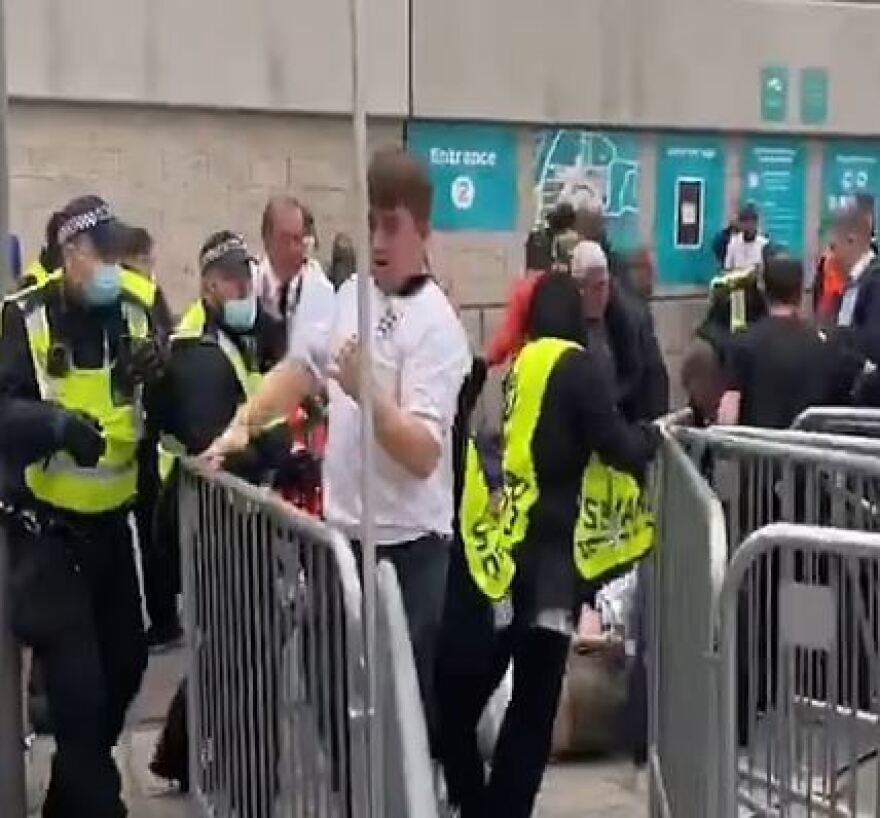 Euro 2020: Σκηνές χάους στο Γουέμπλεϊ πριν τον αγώνα - Οι οπαδοί κατέρριψαν και τα οδοφράγματα 