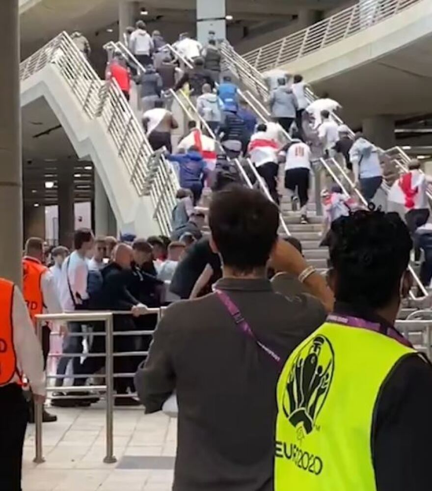 Euro 2020: Σκηνές χάους στο Γουέμπλεϊ πριν τον αγώνα - Οι οπαδοί κατέρριψαν και τα οδοφράγματα 