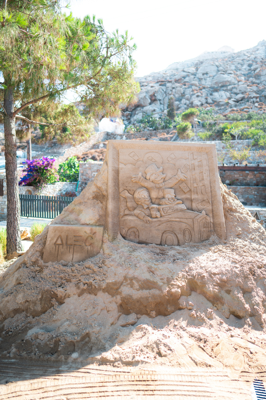 Μύκονος: Τσουβάλια από άμμο με σήμα το δολάριο - Το εντυπωσιακό έργο του Alec Monopoly στη Ψαρρού