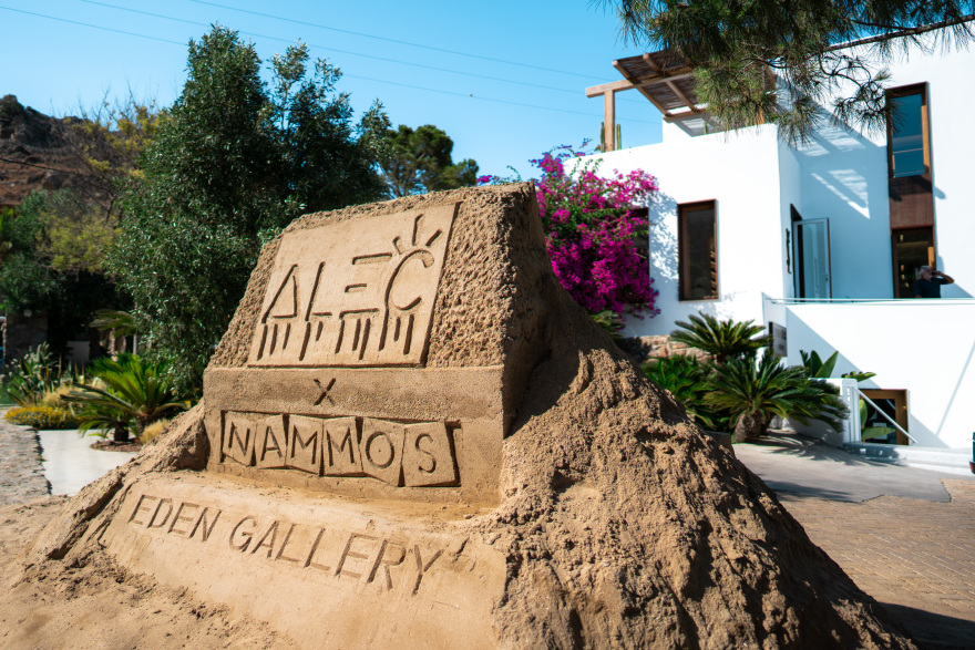 Μύκονος: Τσουβάλια από άμμο με σήμα το δολάριο - Το εντυπωσιακό έργο του Alec Monopoly στη Ψαρρού