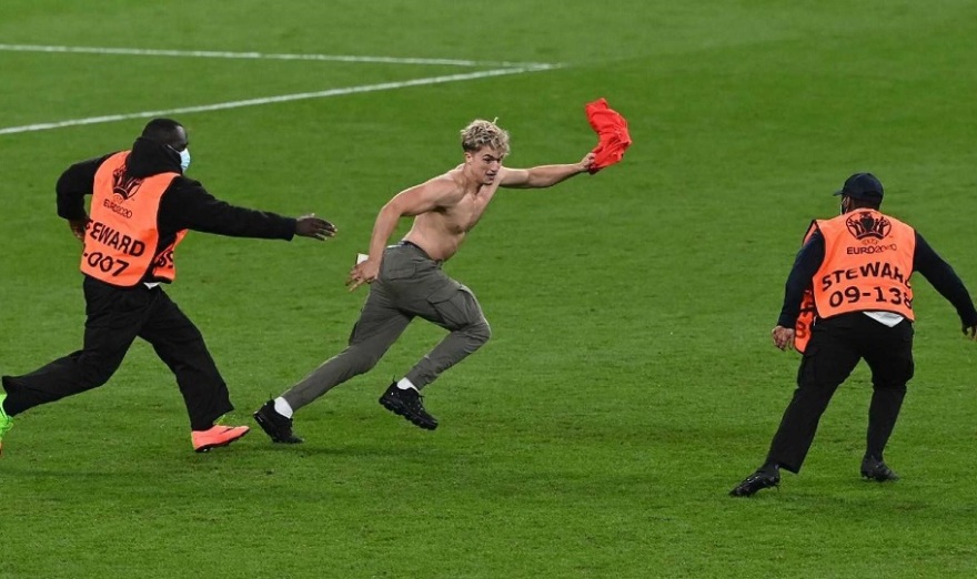 Euro 2020, Ιταλία-Αγγλία: Εισβολή οπαδού στον αγωνιστικό χώρο και προσωρινή διακοπή