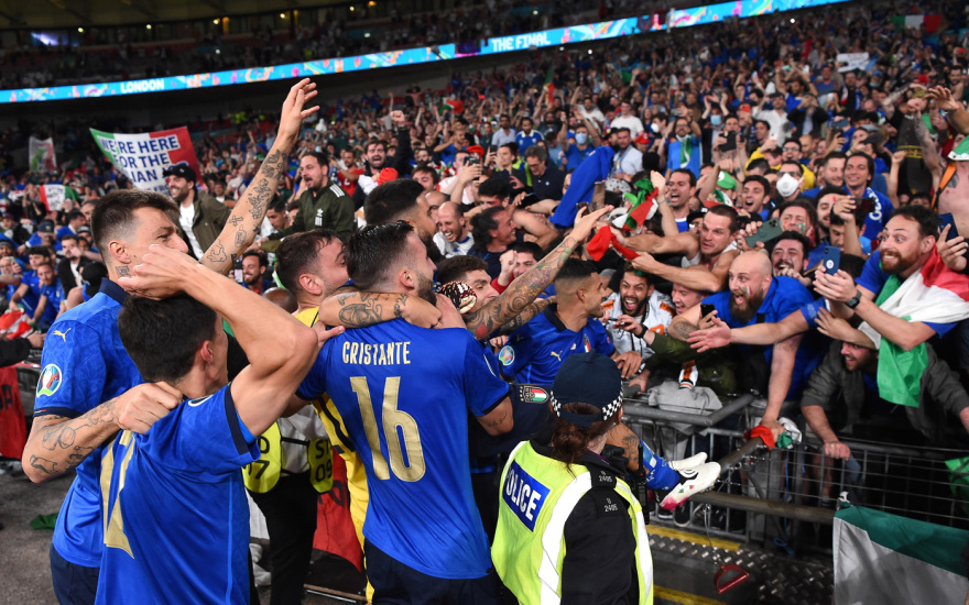Euro 2020: Viva Italia! Σήκωσε το πρωτάθλημα Ευρώπης μέσα στο Λονδίνο - Δείτε βίντεο και φωτογραφίες