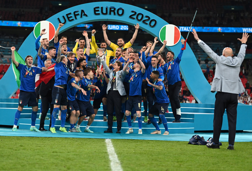 Euro 2020: Viva Italia! Σήκωσε το πρωτάθλημα Ευρώπης μέσα στο Λονδίνο - Δείτε βίντεο και φωτογραφίες