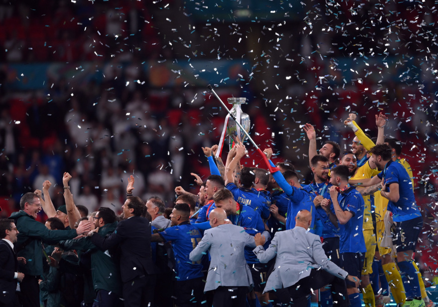 Euro 2020: Viva Italia! Σήκωσε το πρωτάθλημα Ευρώπης μέσα στο Λονδίνο - Δείτε βίντεο και φωτογραφίες