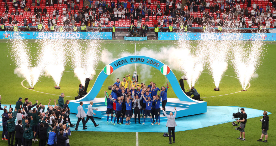 Euro 2020: Viva Italia! Σήκωσε το πρωτάθλημα Ευρώπης μέσα στο Λονδίνο - Δείτε βίντεο και φωτογραφίες