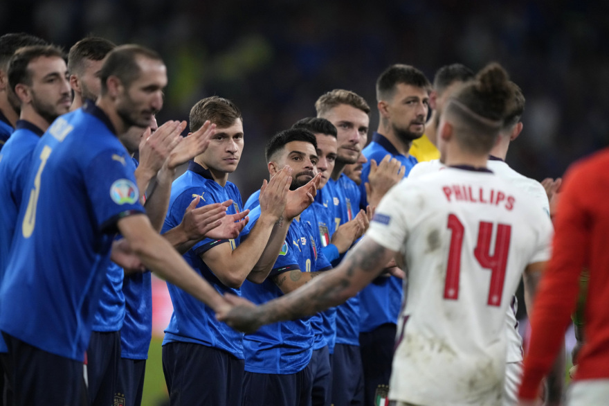 Euro 2020: Viva Italia! Σήκωσε το πρωτάθλημα Ευρώπης μέσα στο Λονδίνο - Δείτε βίντεο και φωτογραφίες