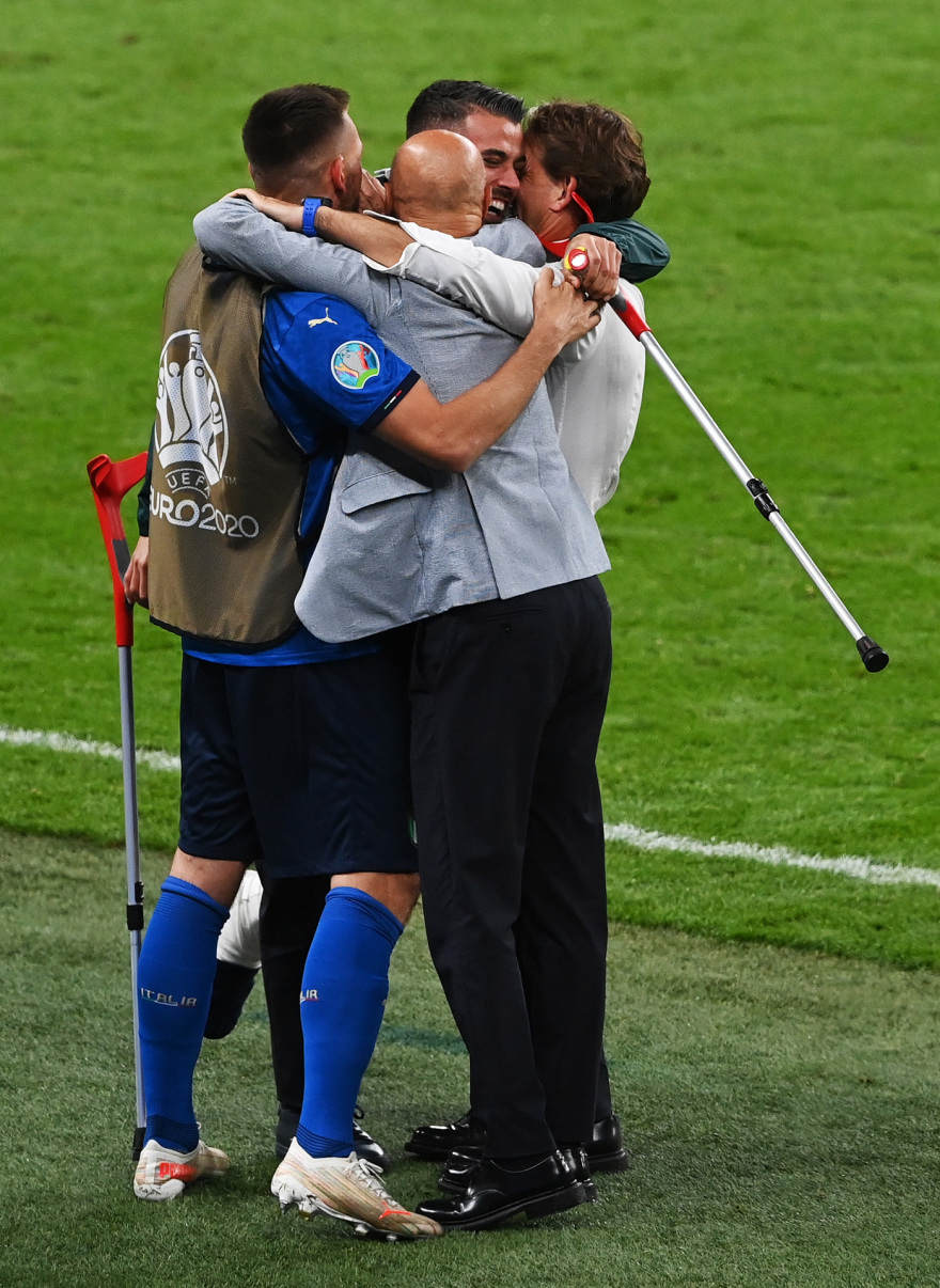 Euro 2020: Viva Italia! Σήκωσε το πρωτάθλημα Ευρώπης μέσα στο Λονδίνο - Δείτε βίντεο και φωτογραφίες