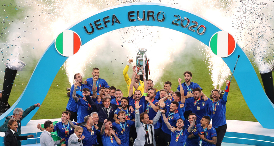 Euro 2020: Viva Italia! Σήκωσε το πρωτάθλημα Ευρώπης μέσα στο Λονδίνο - Δείτε βίντεο και φωτογραφίες
