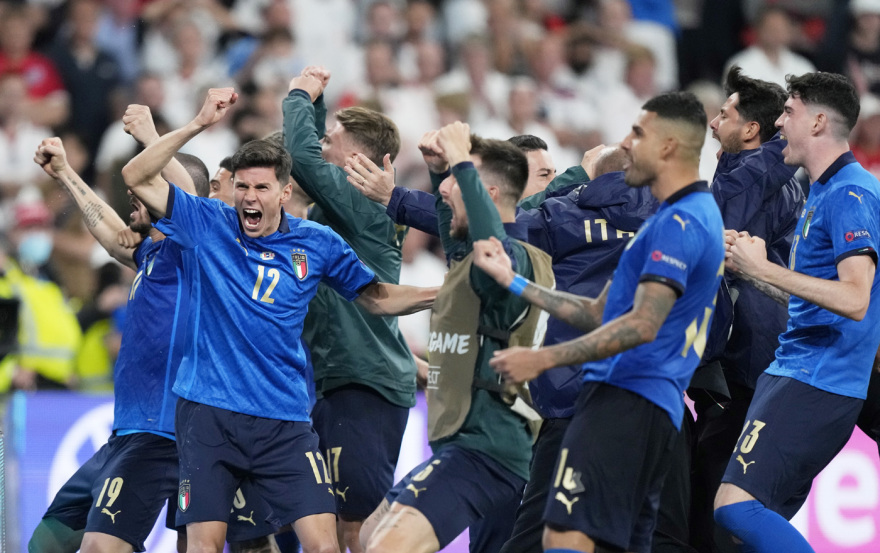 Euro 2020: Viva Italia! Σήκωσε το πρωτάθλημα Ευρώπης μέσα στο Λονδίνο - Δείτε βίντεο και φωτογραφίες