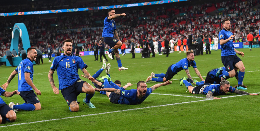 Euro 2020: Viva Italia! Σήκωσε το πρωτάθλημα Ευρώπης μέσα στο Λονδίνο - Δείτε βίντεο και φωτογραφίες