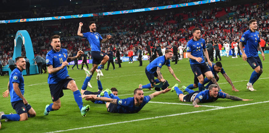 Euro 2020: Viva Italia! Σήκωσε το πρωτάθλημα Ευρώπης μέσα στο Λονδίνο - Δείτε βίντεο και φωτογραφίες