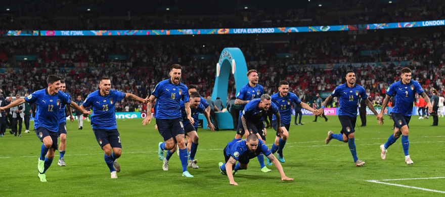 Euro 2020: Viva Italia! Σήκωσε το πρωτάθλημα Ευρώπης μέσα στο Λονδίνο - Δείτε βίντεο και φωτογραφίες