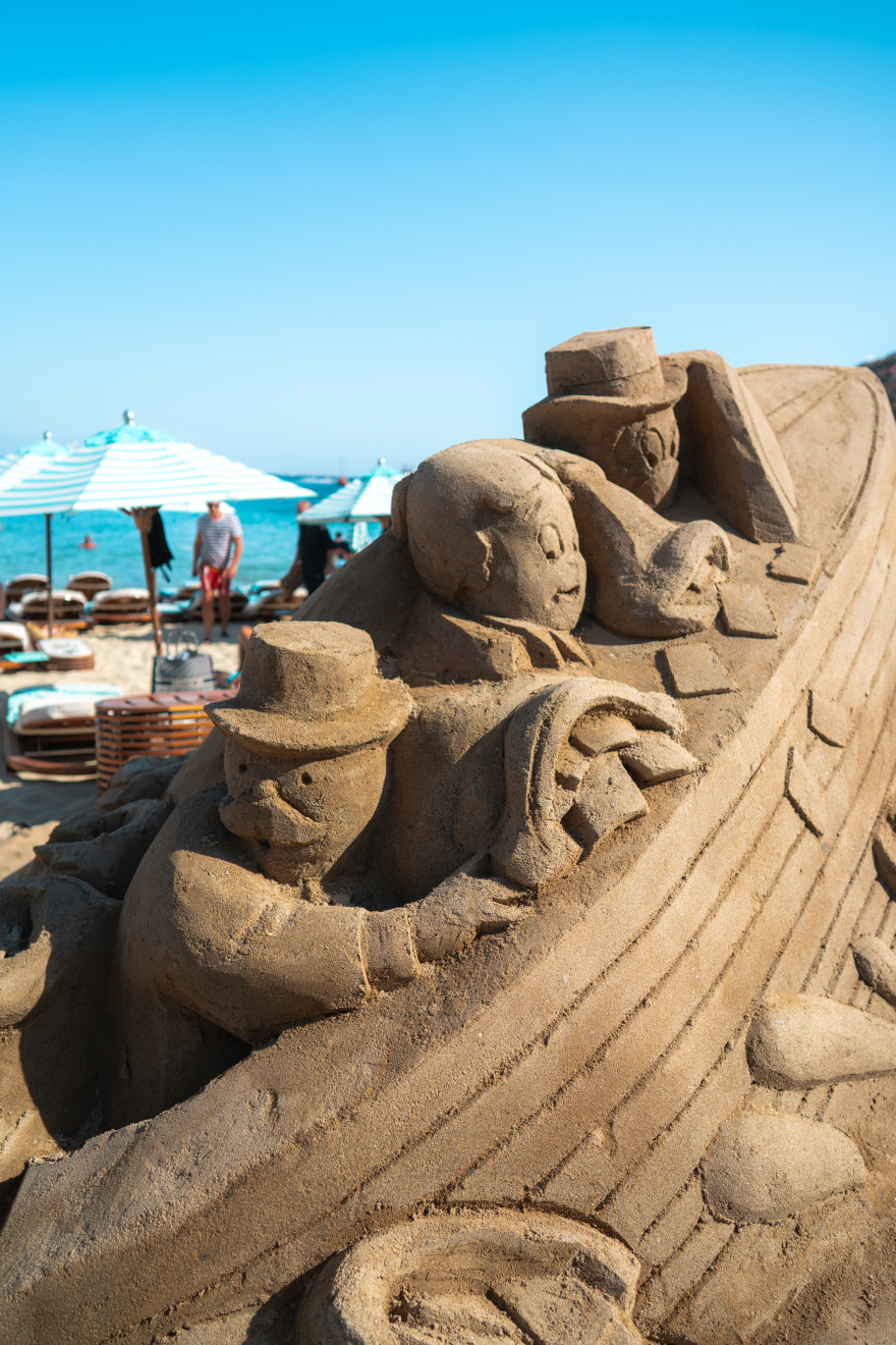 Μύκονος: Τσουβάλια από άμμο με σήμα το δολάριο - Το εντυπωσιακό έργο του Alec Monopoly στη Ψαρρού