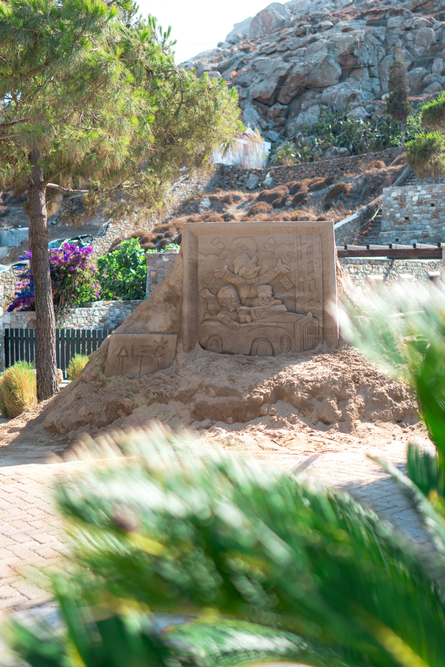 Μύκονος: Τσουβάλια από άμμο με σήμα το δολάριο - Το εντυπωσιακό έργο του Alec Monopoly στη Ψαρρού