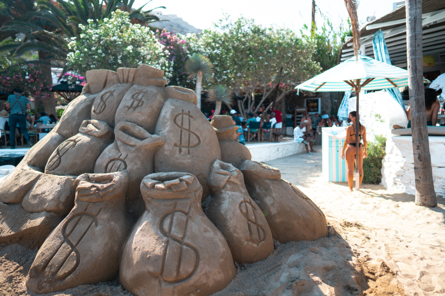 Μύκονος: Τσουβάλια από άμμο με σήμα το δολάριο - Το εντυπωσιακό έργο του Alec Monopoly στη Ψαρρού