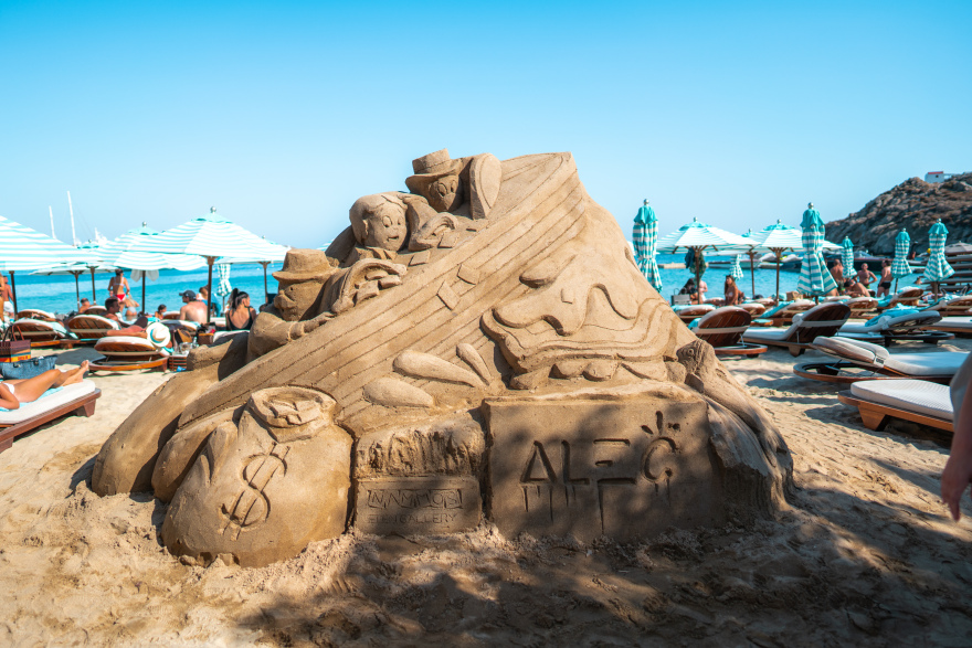 Μύκονος: Τσουβάλια από άμμο με σήμα το δολάριο - Το εντυπωσιακό έργο του Alec Monopoly στη Ψαρρού