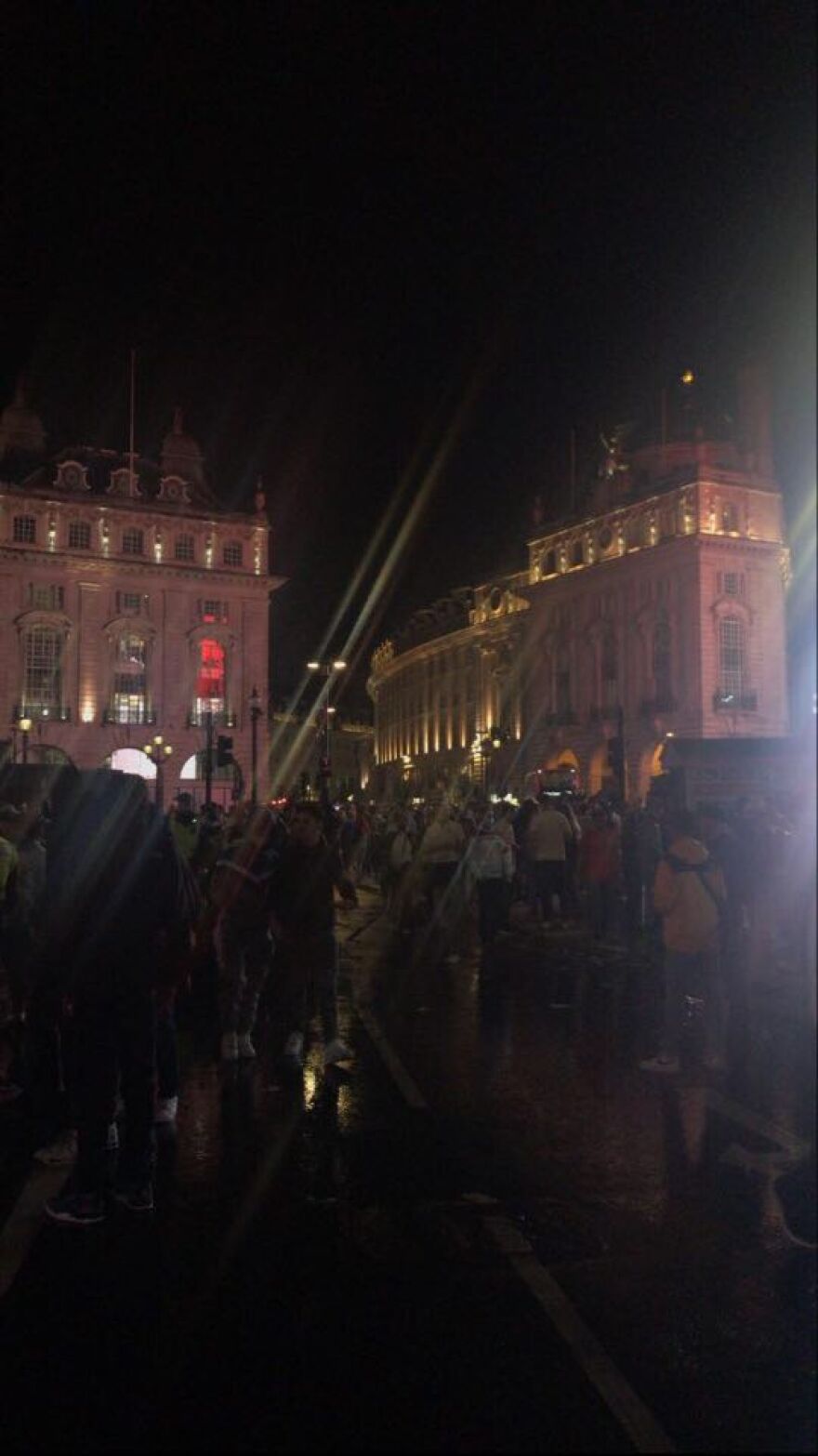 Euro 2020: Ιταλοί πανηγυρίζουν στο Piccadilly Circus τη νίκη της χώρας τους – Δείτε βίντεο