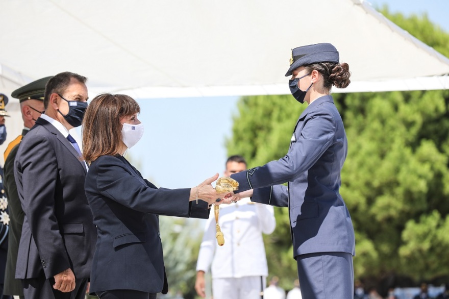 Τέσσερις γυναίκες πιλότοι ορκίστηκαν στη Σχολή Ικάρων - Τα ξίφη παρέδωσε η Κατερίνα Σακελλαροπούλου
