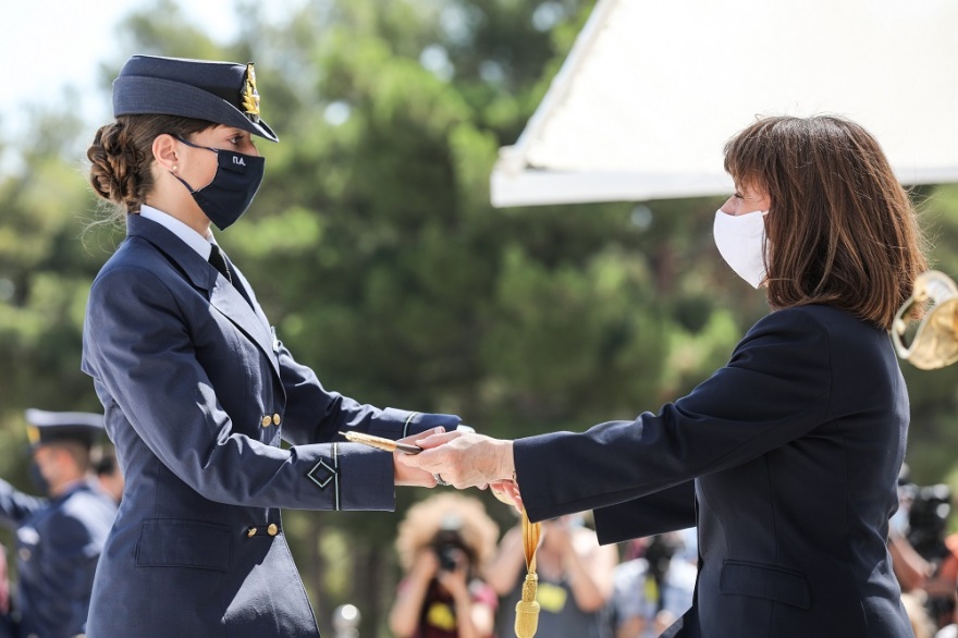 Τέσσερις γυναίκες πιλότοι ορκίστηκαν στη Σχολή Ικάρων - Τα ξίφη παρέδωσε η Κατερίνα Σακελλαροπούλου