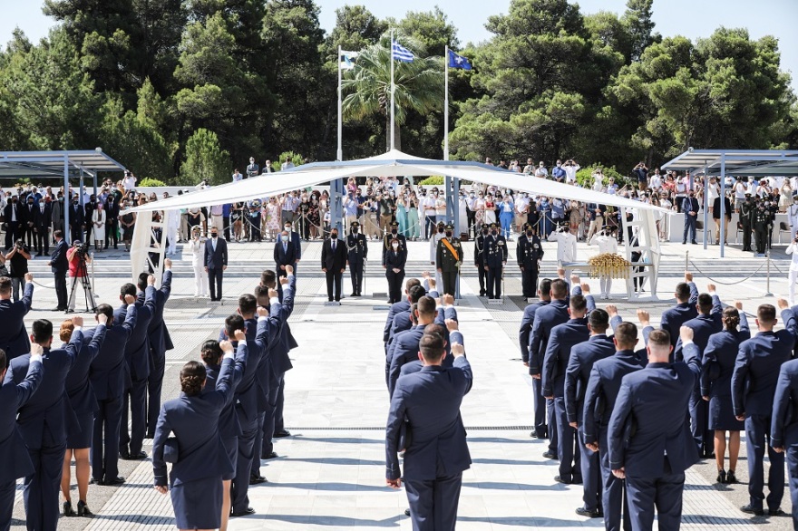 Τέσσερις γυναίκες πιλότοι ορκίστηκαν στη Σχολή Ικάρων - Τα ξίφη παρέδωσε η Κατερίνα Σακελλαροπούλου