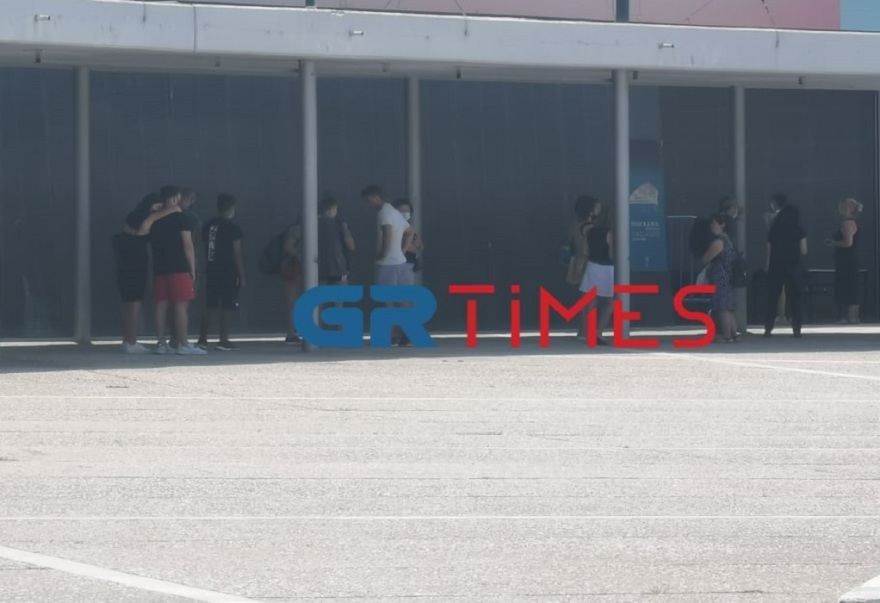 Θεσσαλονίκη: Ουρές από δεκάδες πολίτες για δωρεάν rapid test