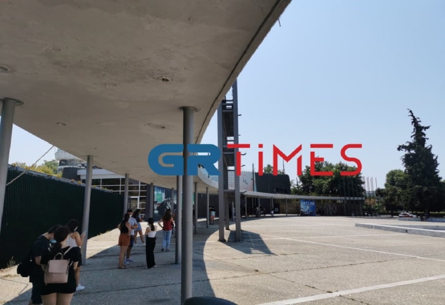 Θεσσαλονίκη: Ουρές από δεκάδες πολίτες για δωρεάν rapid test